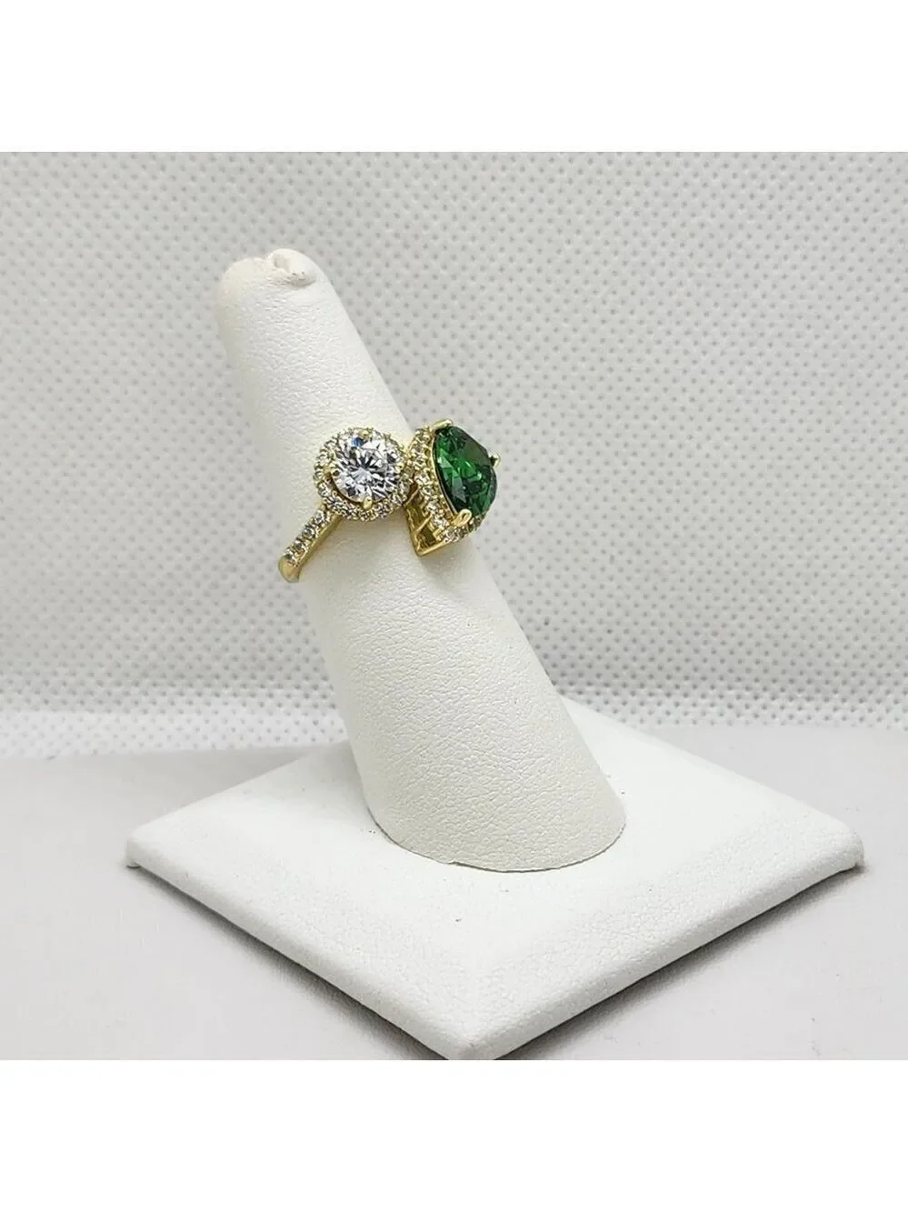 Brand New Sterling Silver 925 Green White Gemstone Ring